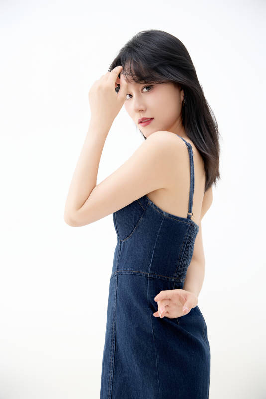 影棚拍摄穿着牛仔连体裙的夏日出行美女