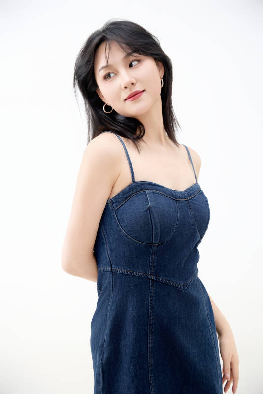 影棚拍摄穿着牛仔连体裙的夏日出行美女