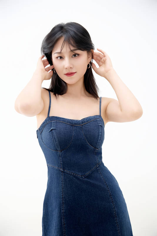 影棚拍摄穿着牛仔连体裙的夏日出行美女