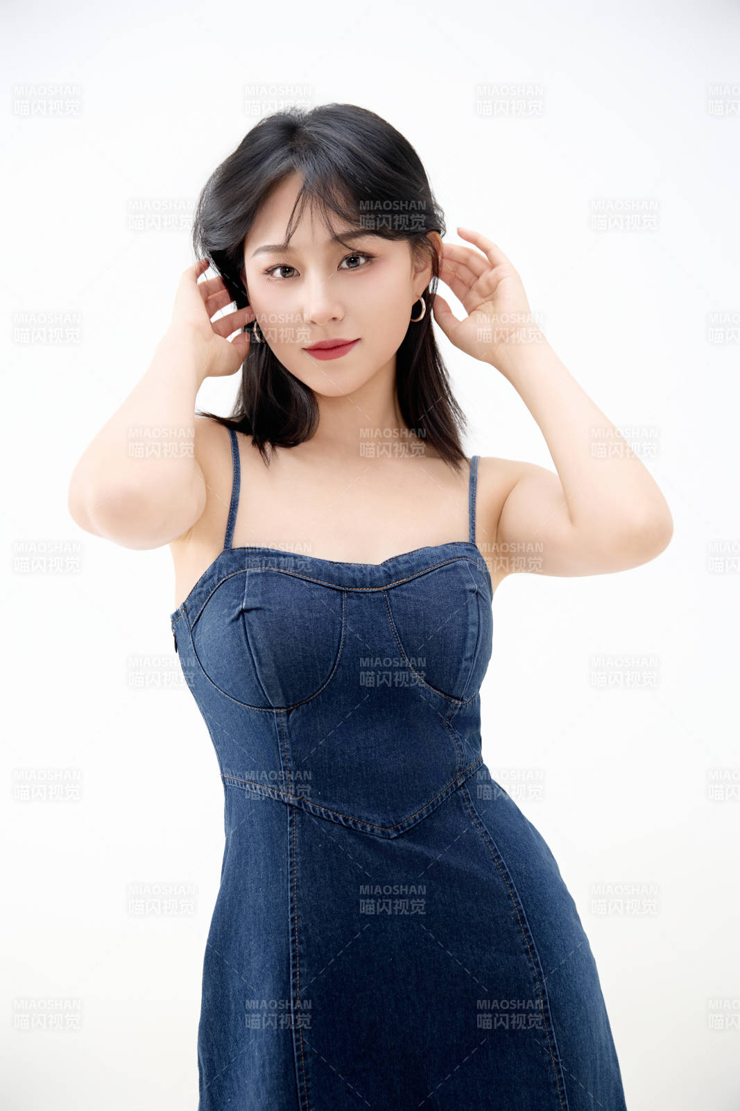 影棚拍摄穿着牛仔连体裙的夏日出行美女