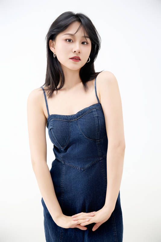 影棚拍摄穿着牛仔连体裙的夏日出行美女