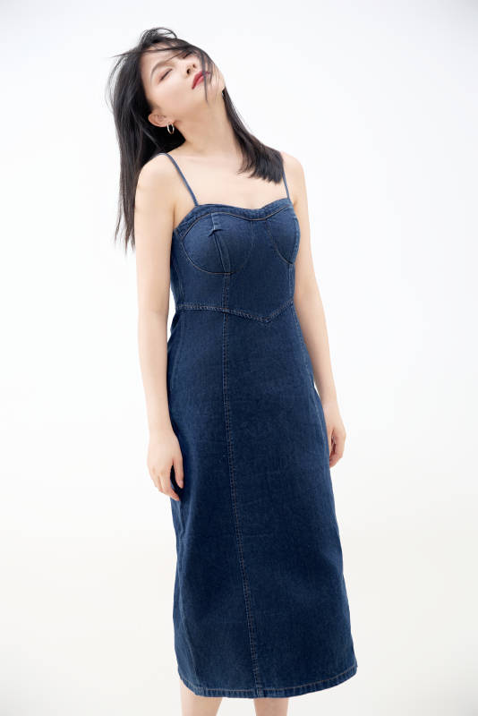 影棚拍摄穿着牛仔连体裙的夏日出行美女