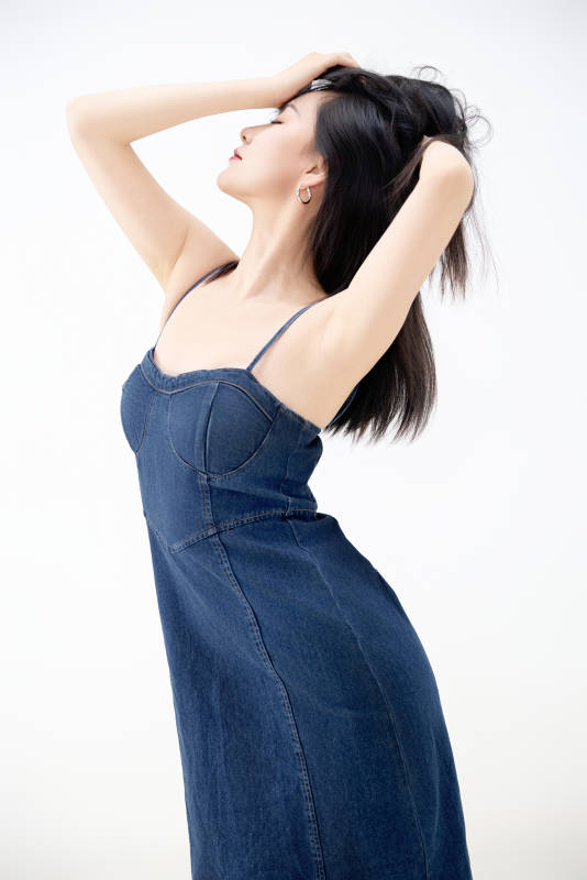 影棚拍摄穿着牛仔连体裙的夏日出行美女
