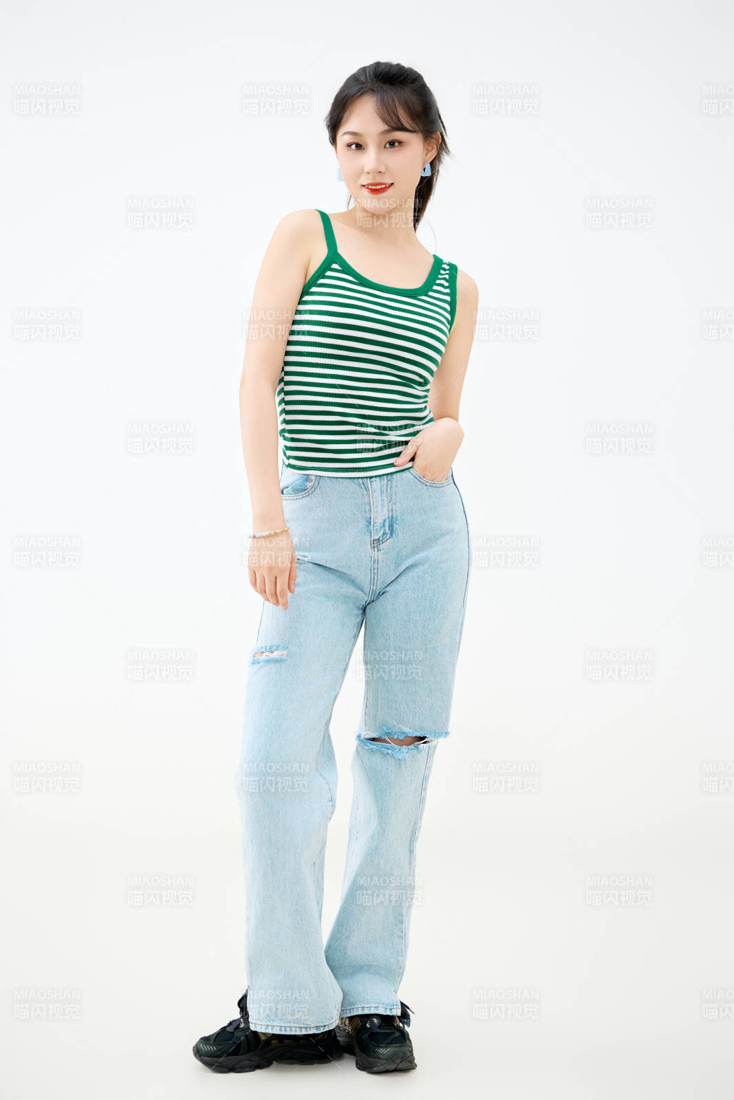 影棚拍摄穿着青春靓丽的亚洲女性夏季形象