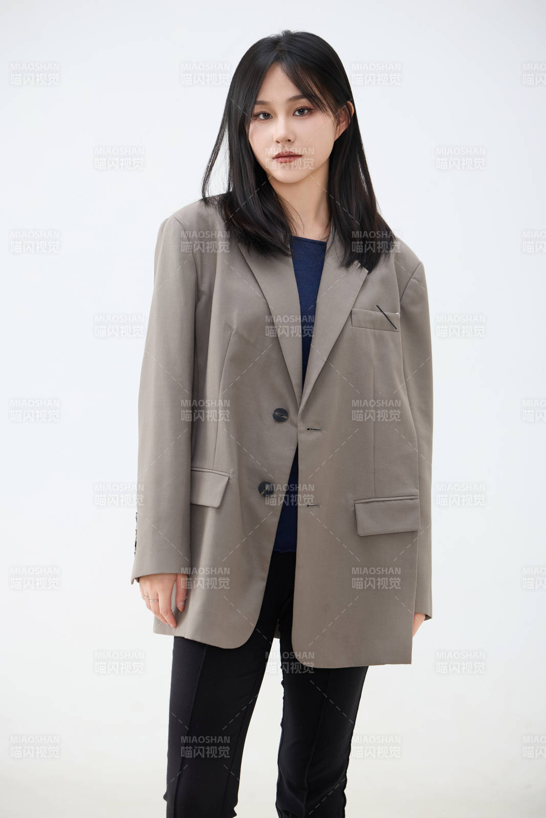 白色背景下穿著西裝的職業(yè)女性形象