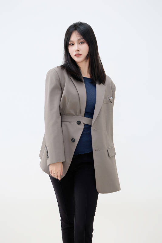 白色背景下穿着西装的职业女性形象