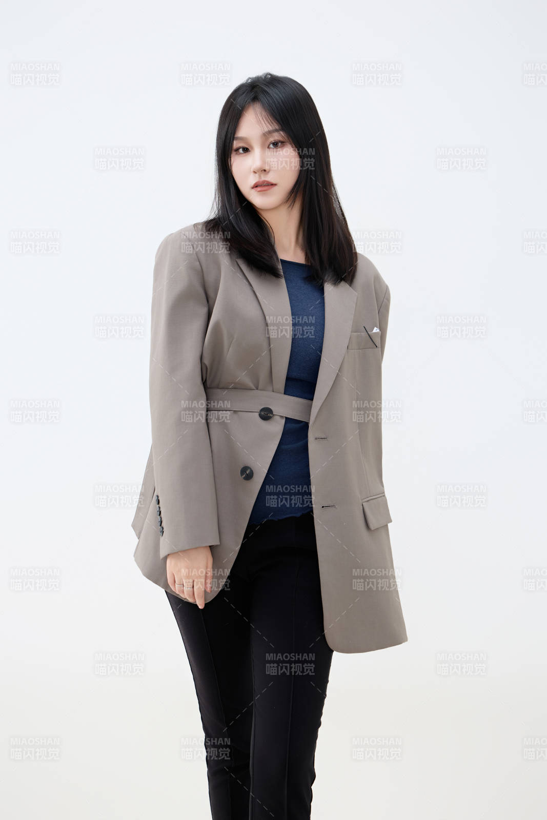 白色背景下穿着西装的职业女性形象