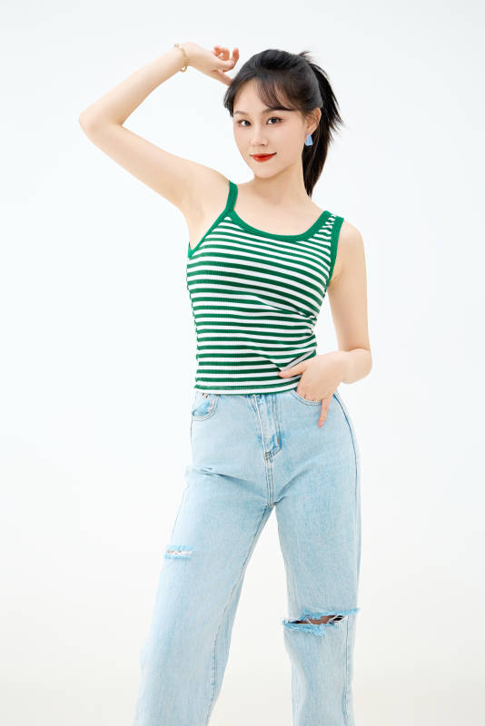 影棚拍摄穿着青春靓丽的亚洲女性夏季形象