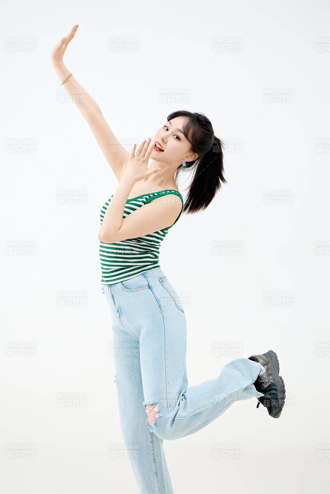 影棚拍摄穿着青春靓丽的亚洲女性夏季形象