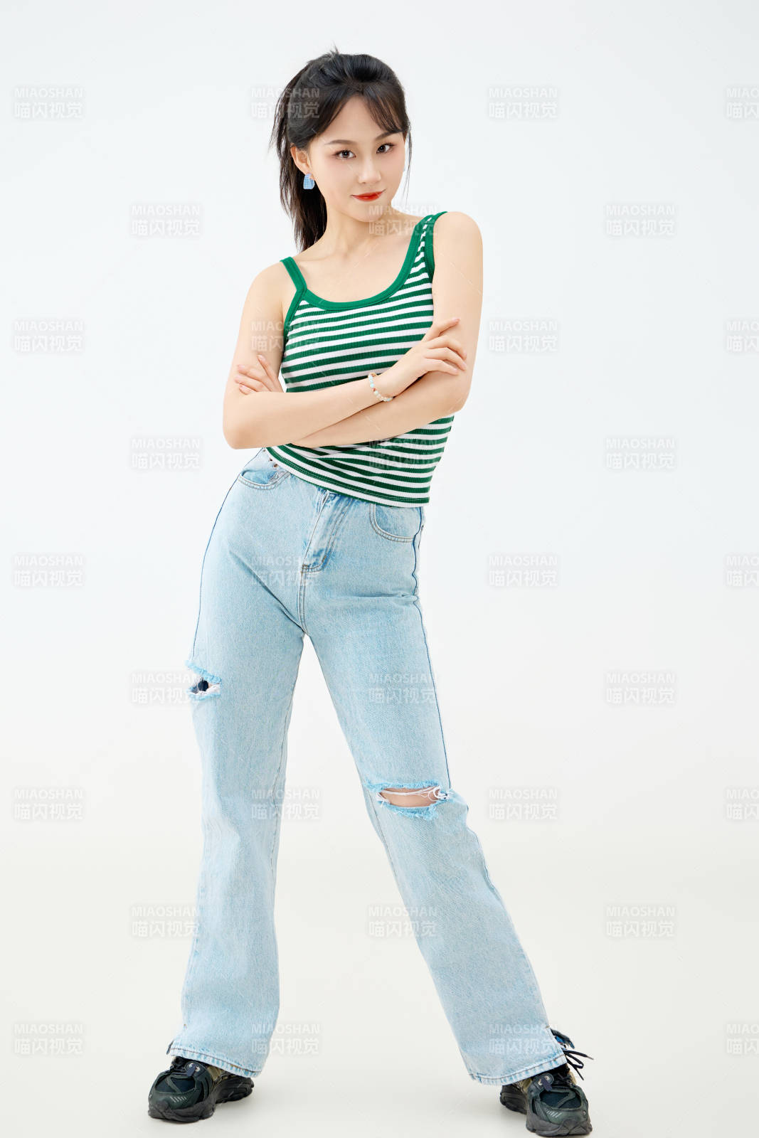 影棚拍摄穿着青春靓丽的亚洲女性夏季形象