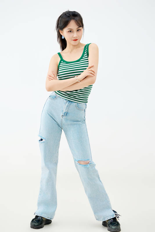 影棚拍摄穿着青春靓丽的亚洲女性夏季形象