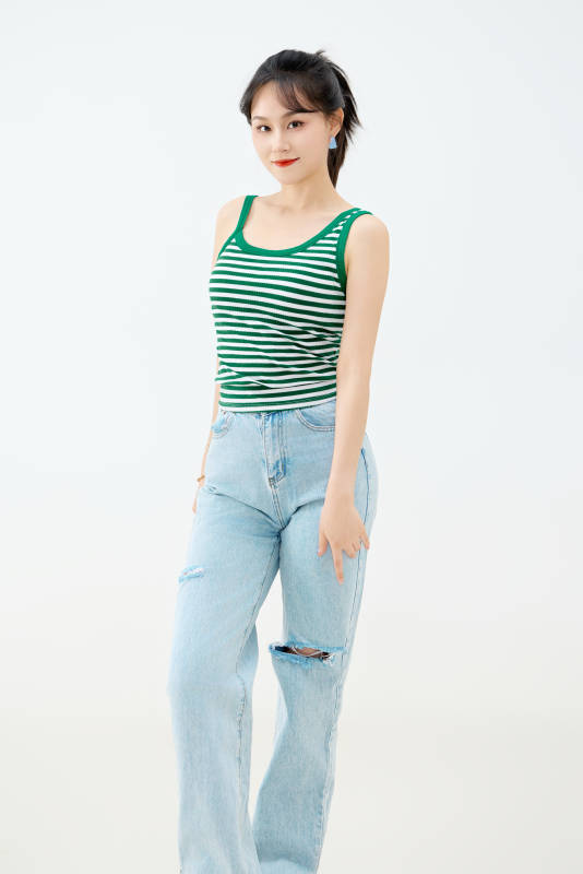 影棚拍摄穿着青春靓丽的亚洲女性夏季形象