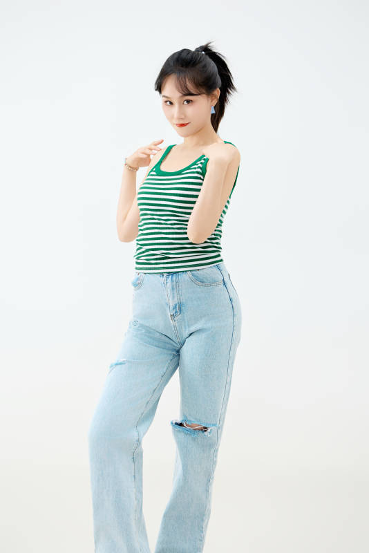 影棚拍摄穿着青春靓丽的亚洲女性夏季形象