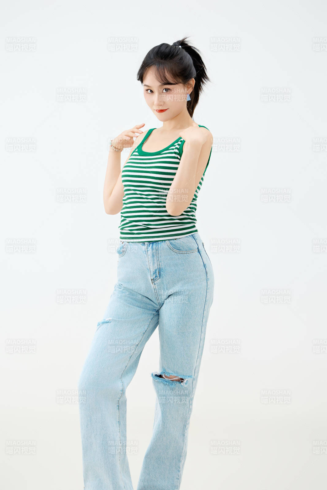 影棚拍摄穿着青春靓丽的亚洲女性夏季形象