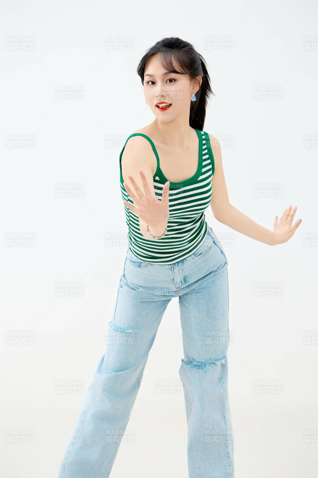 影棚拍摄穿着青春靓丽的亚洲女性夏季形象