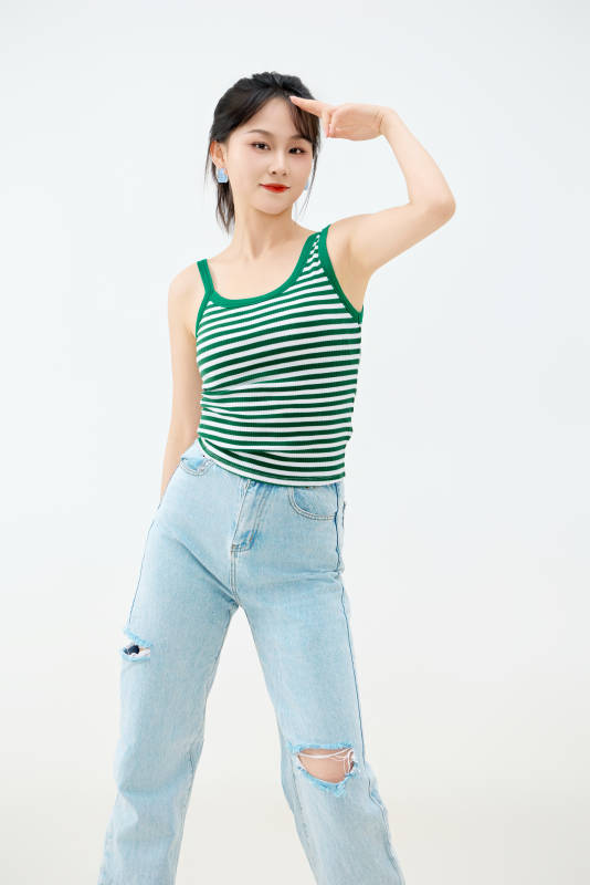 影棚拍摄穿着青春靓丽的亚洲女性夏季形象