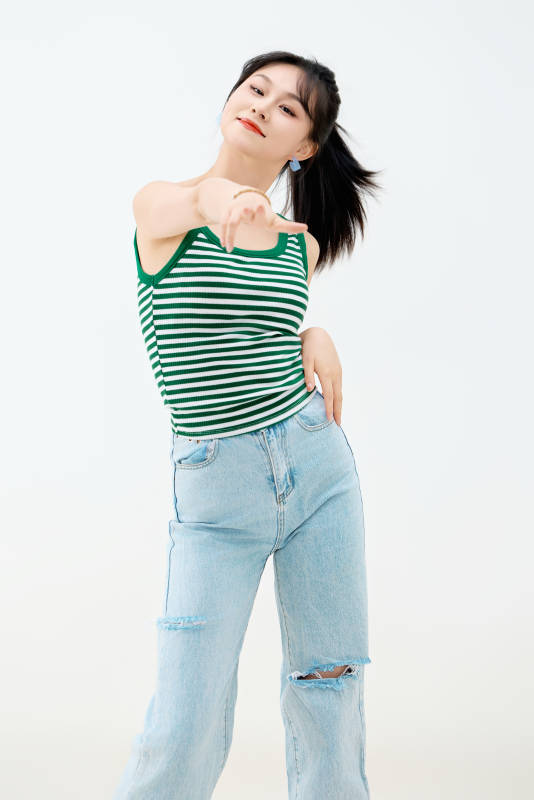 影棚拍摄穿着青春靓丽的亚洲女性夏季形象