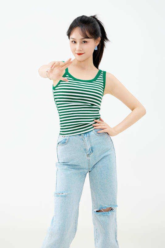 影棚拍摄穿着青春靓丽的亚洲女性夏季形象