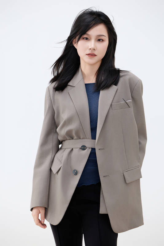 白色背景下穿着西装的职业女性形象