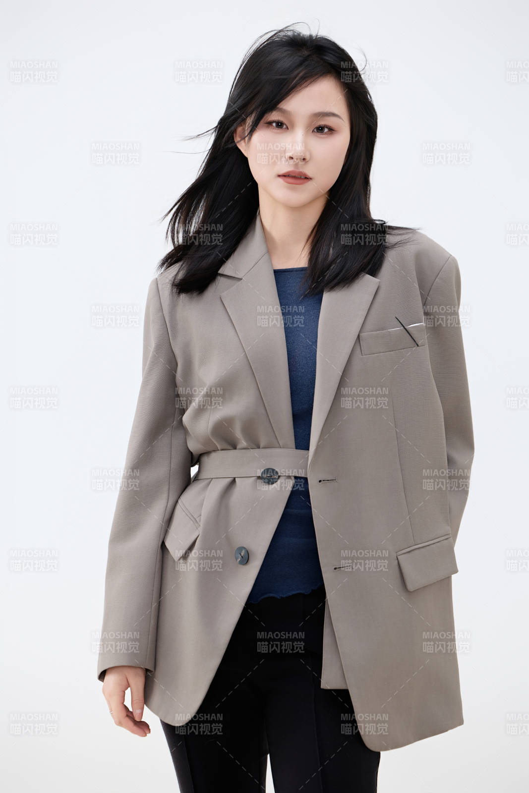 白色背景下穿着西装的职业女性形象