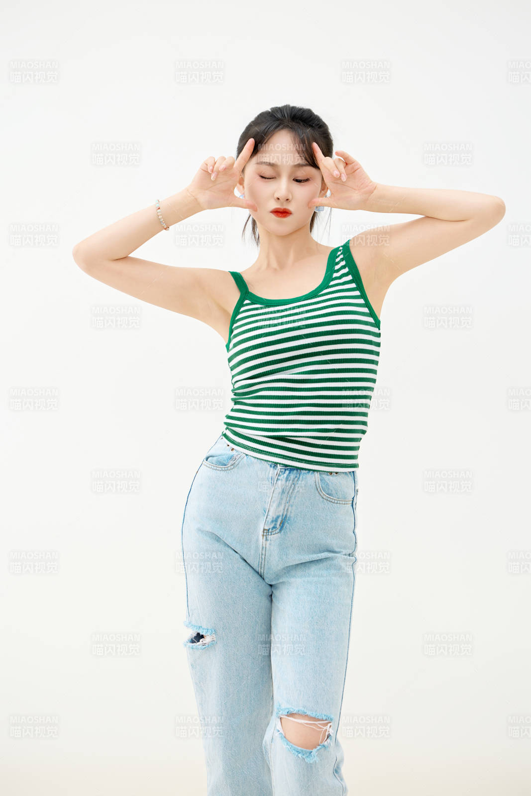 影棚拍攝穿著青春靚麗的亞洲女性夏季形象