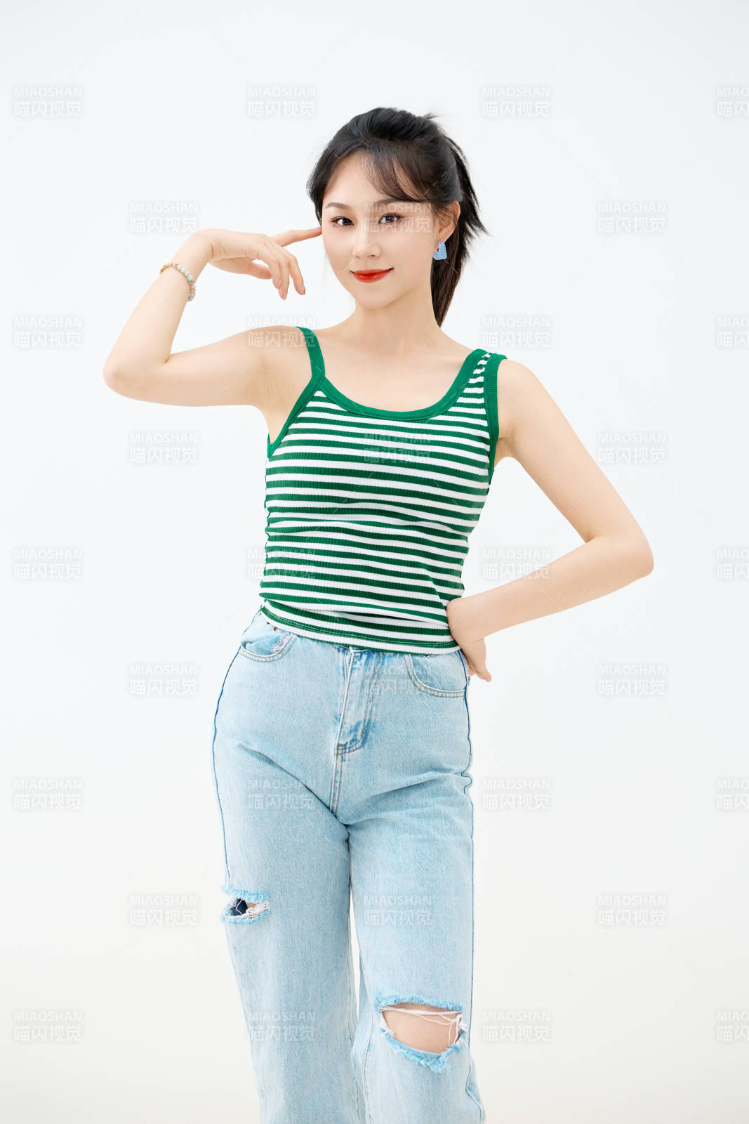 影棚拍攝穿著青春靚麗的亞洲女性夏季形象