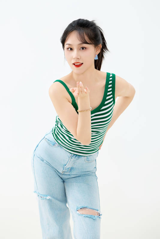 影棚拍摄穿着青春靓丽的亚洲女性夏季形象