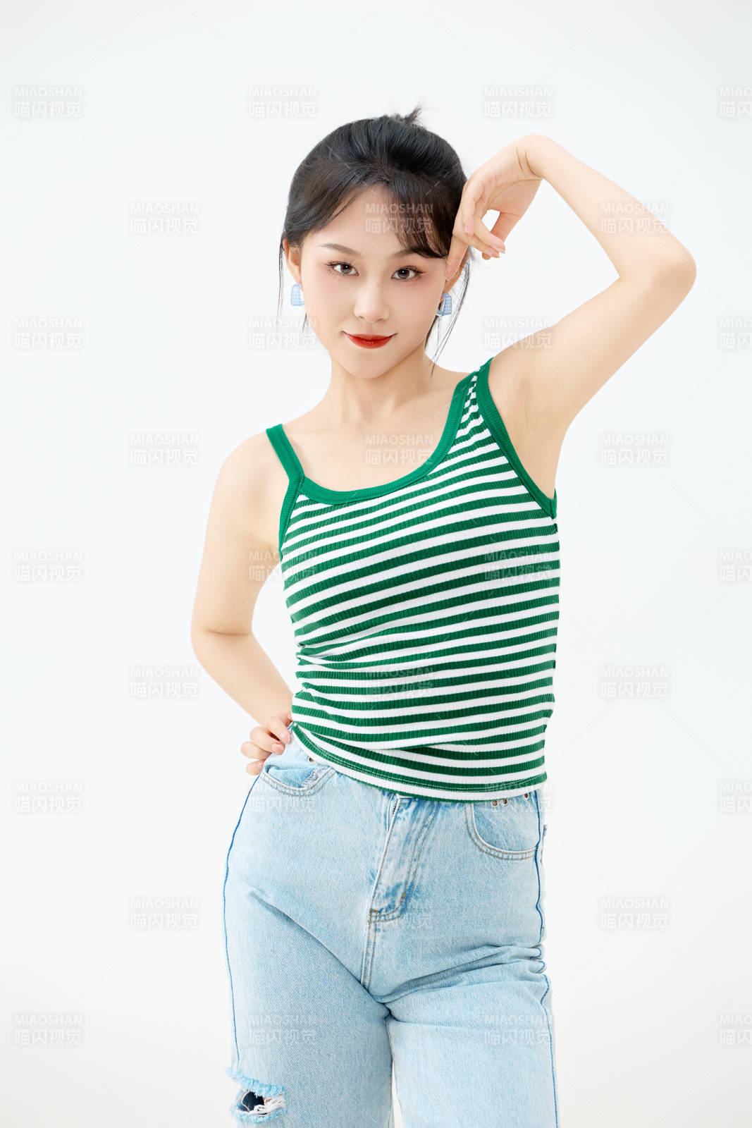 影棚拍摄穿着青春靓丽的亚洲女性夏季形象