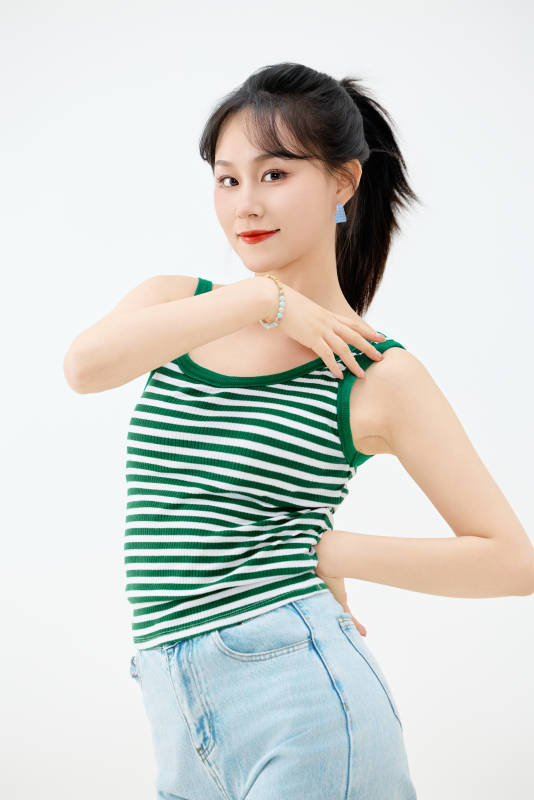 影棚拍摄穿着青春靓丽的亚洲女性夏季形象