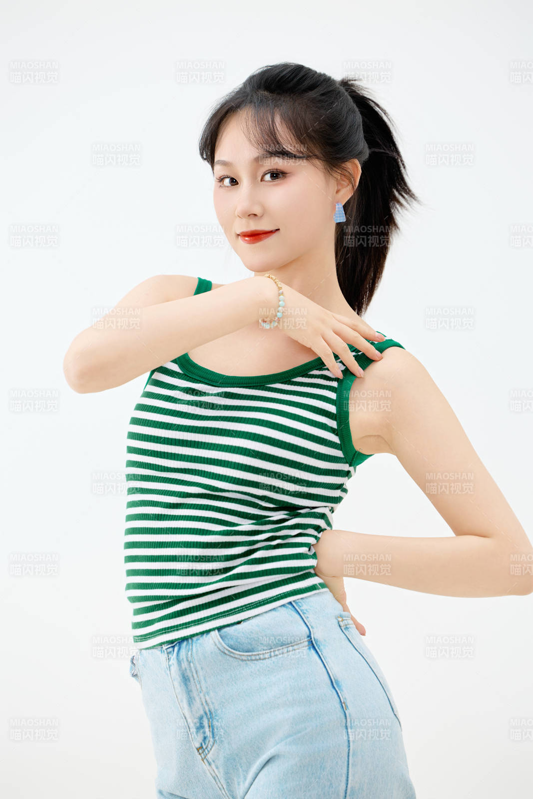 影棚拍摄穿着青春靓丽的亚洲女性夏季形象