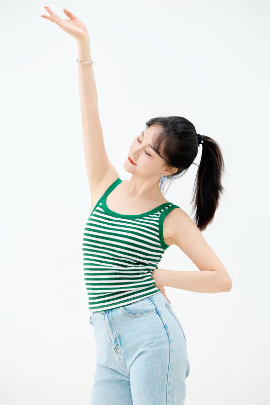 影棚拍摄穿着青春靓丽的亚洲女性夏季形象