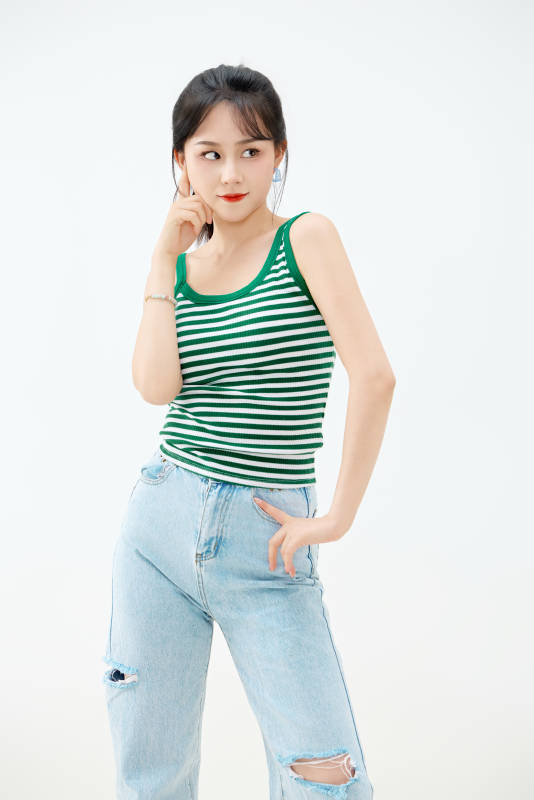 影棚拍摄穿着青春靓丽的亚洲女性夏季形象