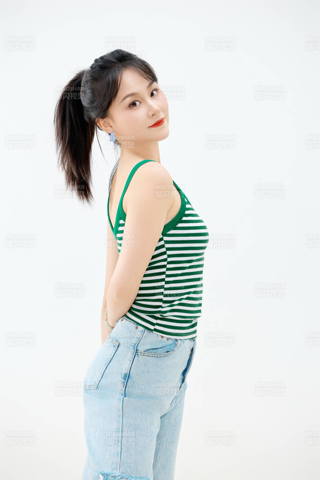 影棚拍摄穿着青春靓丽的亚洲女性夏季形象