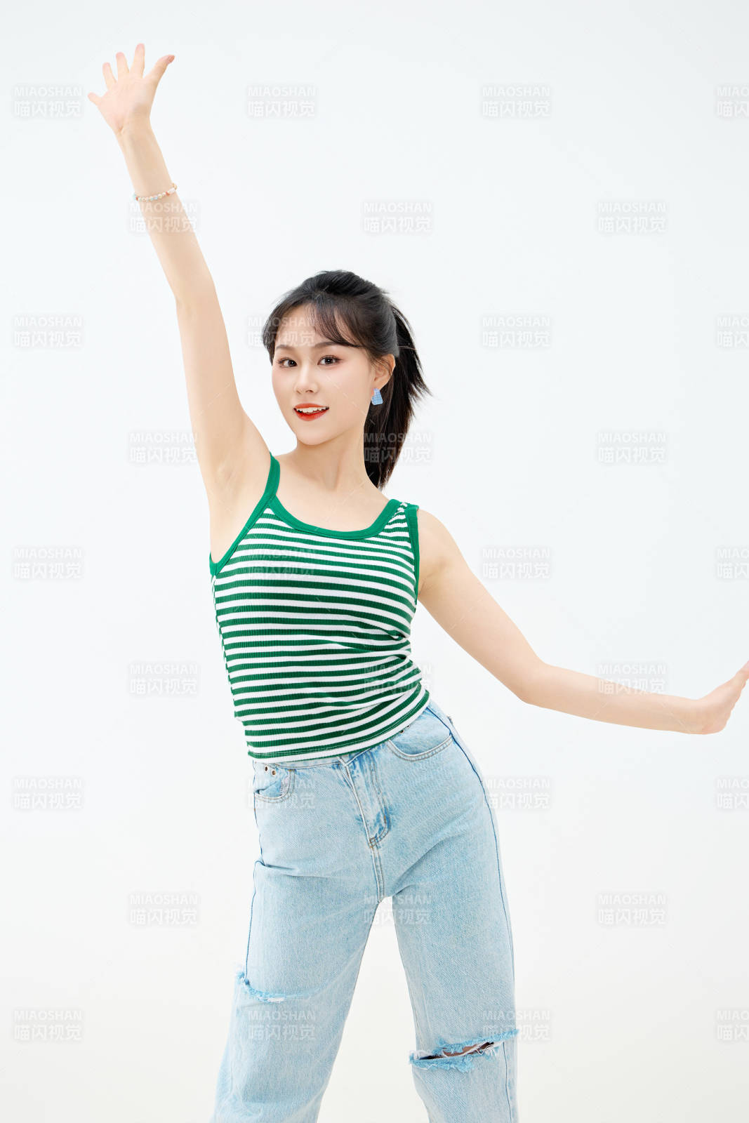 影棚拍摄穿着青春靓丽的亚洲女性夏季形象