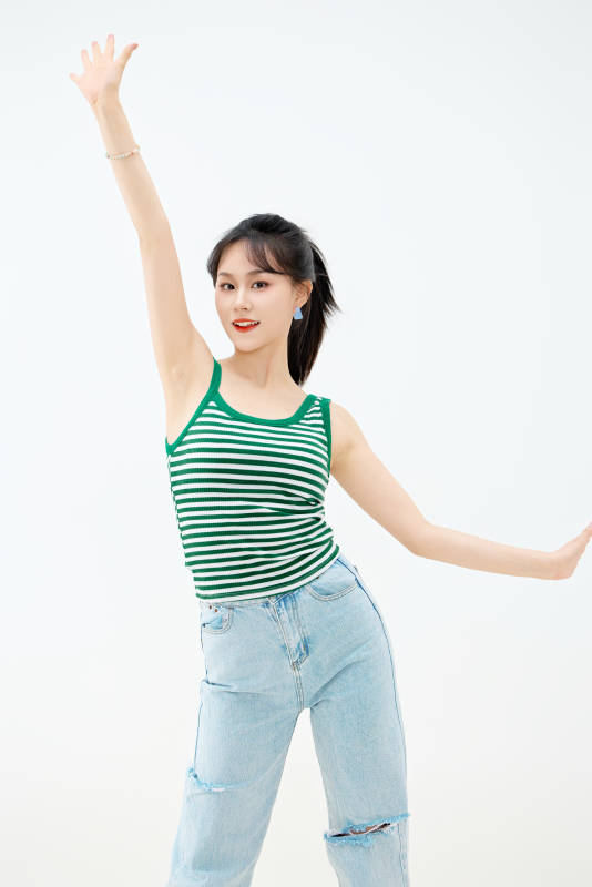 影棚拍摄穿着青春靓丽的亚洲女性夏季形象