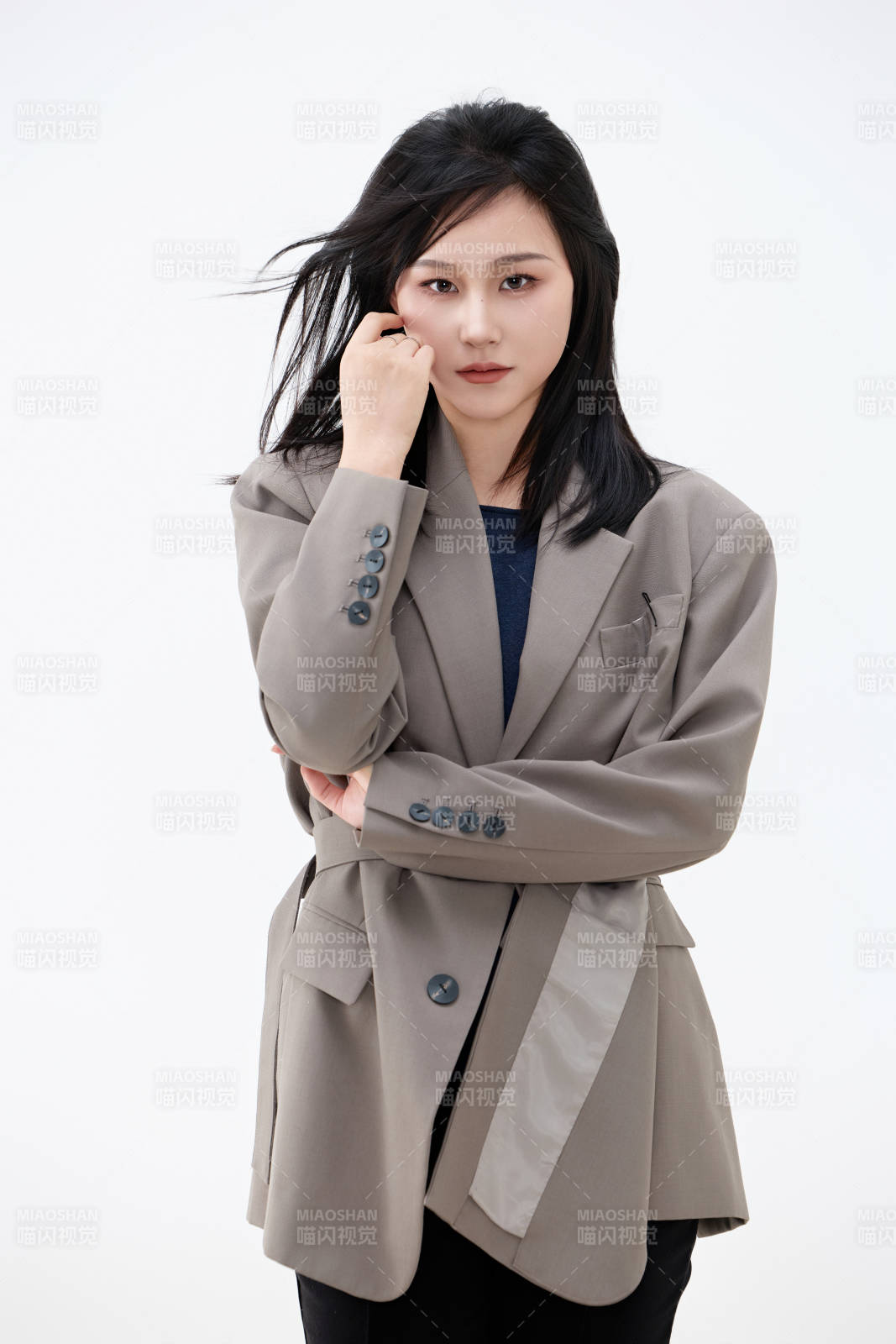 白色背景下穿著西裝的職業女性形象