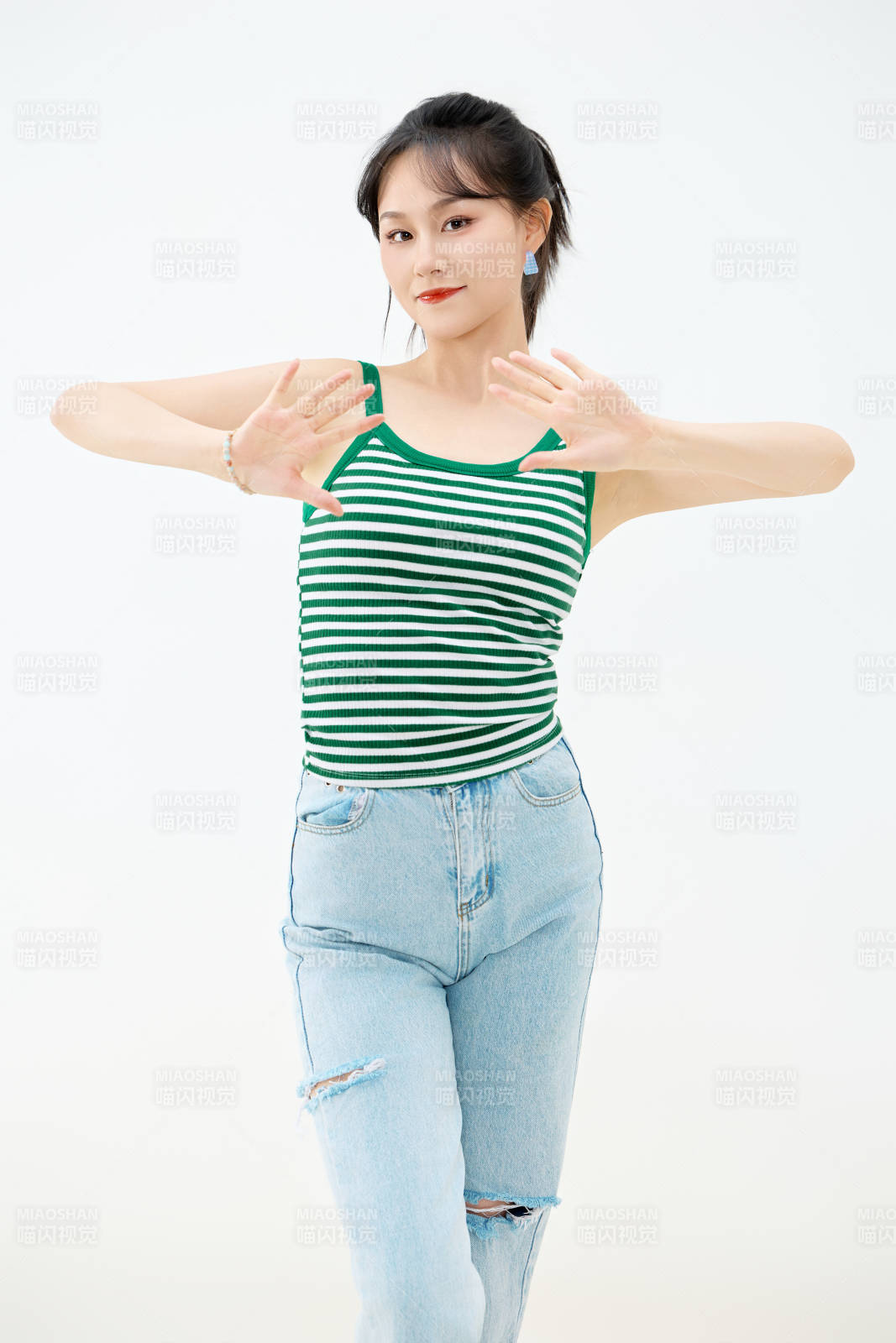 影棚拍摄穿着青春靓丽的亚洲女性夏季形象