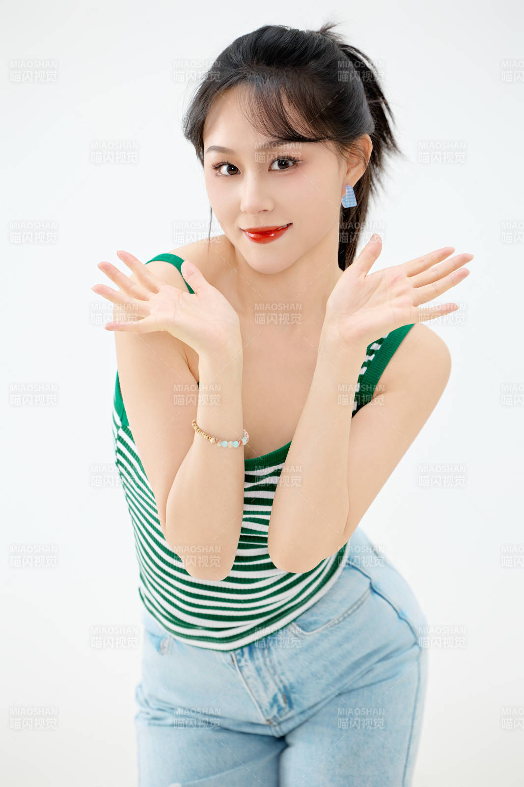 影棚拍摄穿着青春靓丽的亚洲女性夏季形象