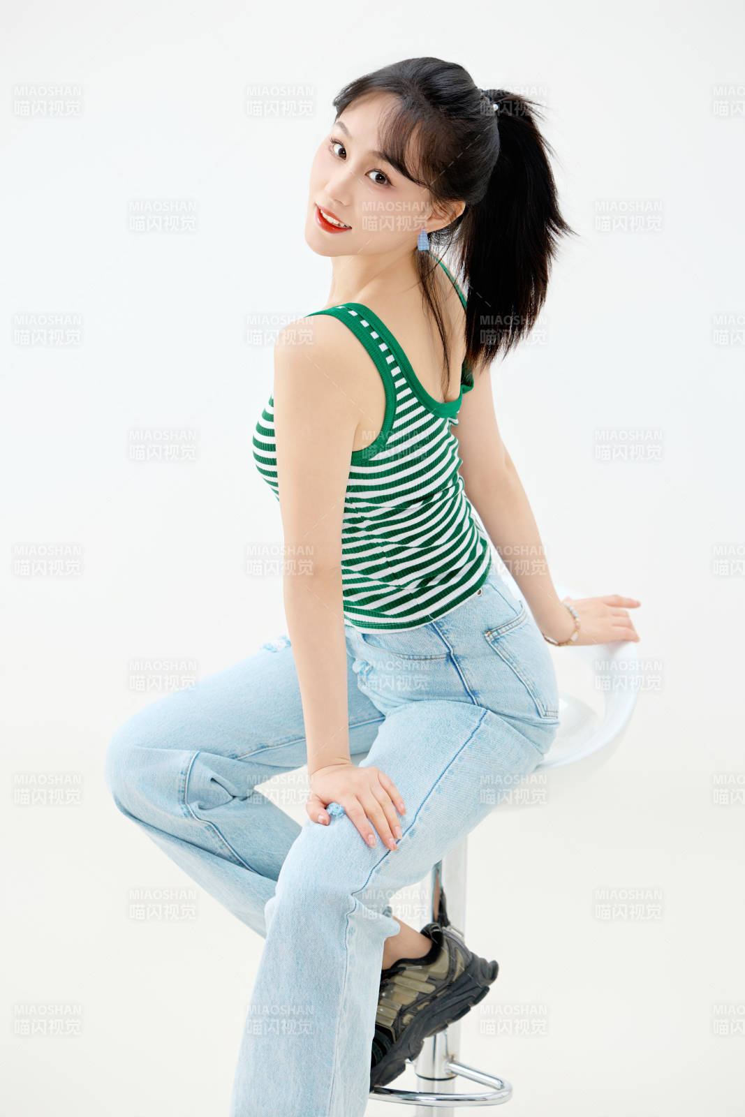 影棚拍摄穿着青春靓丽的亚洲女性夏季形象