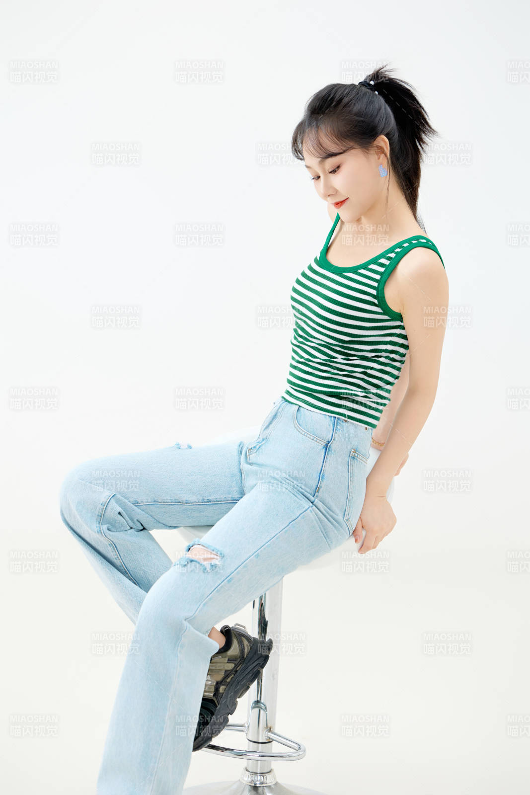 影棚拍摄穿着青春靓丽的亚洲女性夏季形象