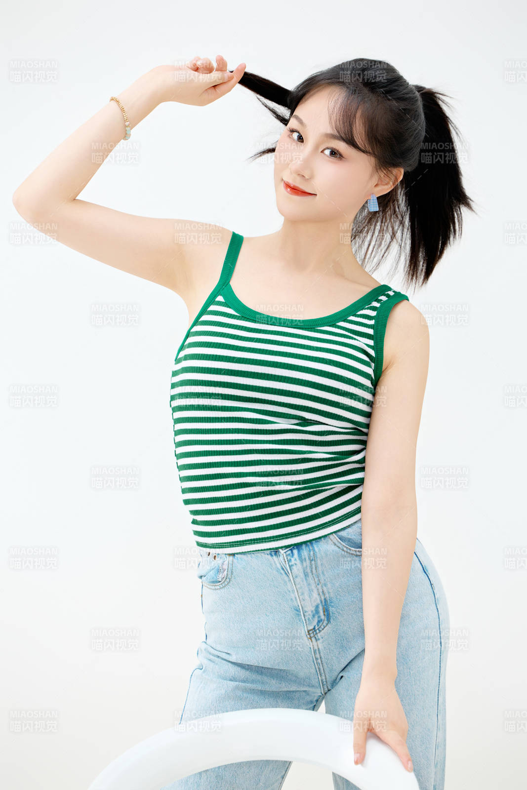 影棚拍摄穿着青春靓丽的亚洲女性夏季形象