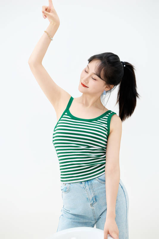 影棚拍摄穿着青春靓丽的亚洲女性夏季形象