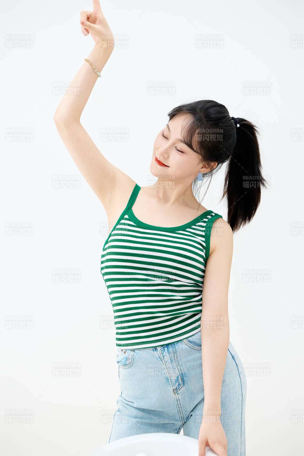 影棚拍摄穿着青春靓丽的亚洲女性夏季形象