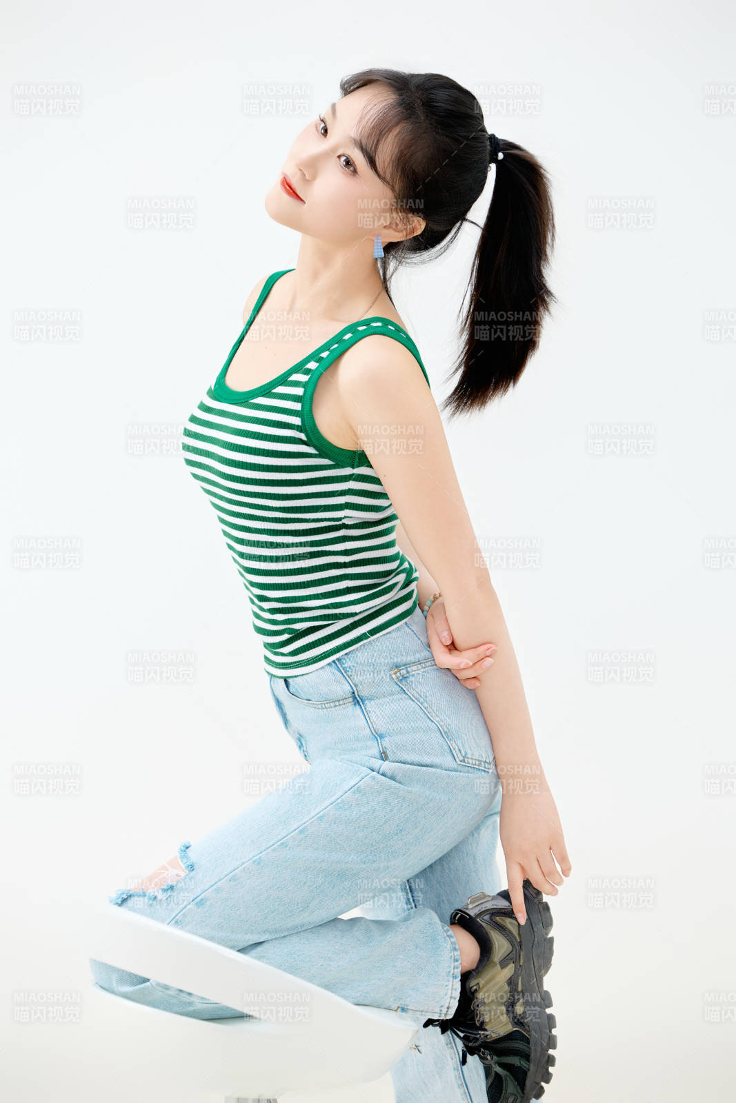 影棚拍摄穿着青春靓丽的亚洲女性夏季形象