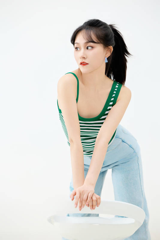 影棚拍摄穿着青春靓丽的亚洲女性夏季形象