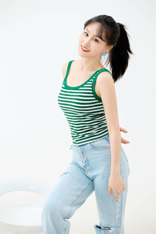 影棚拍摄穿着青春靓丽的亚洲女性夏季形象