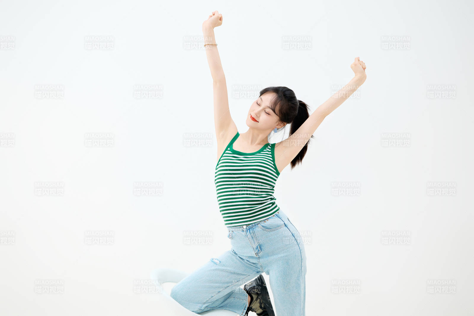 影棚拍攝穿著青春靚麗的亞洲女性夏季形象