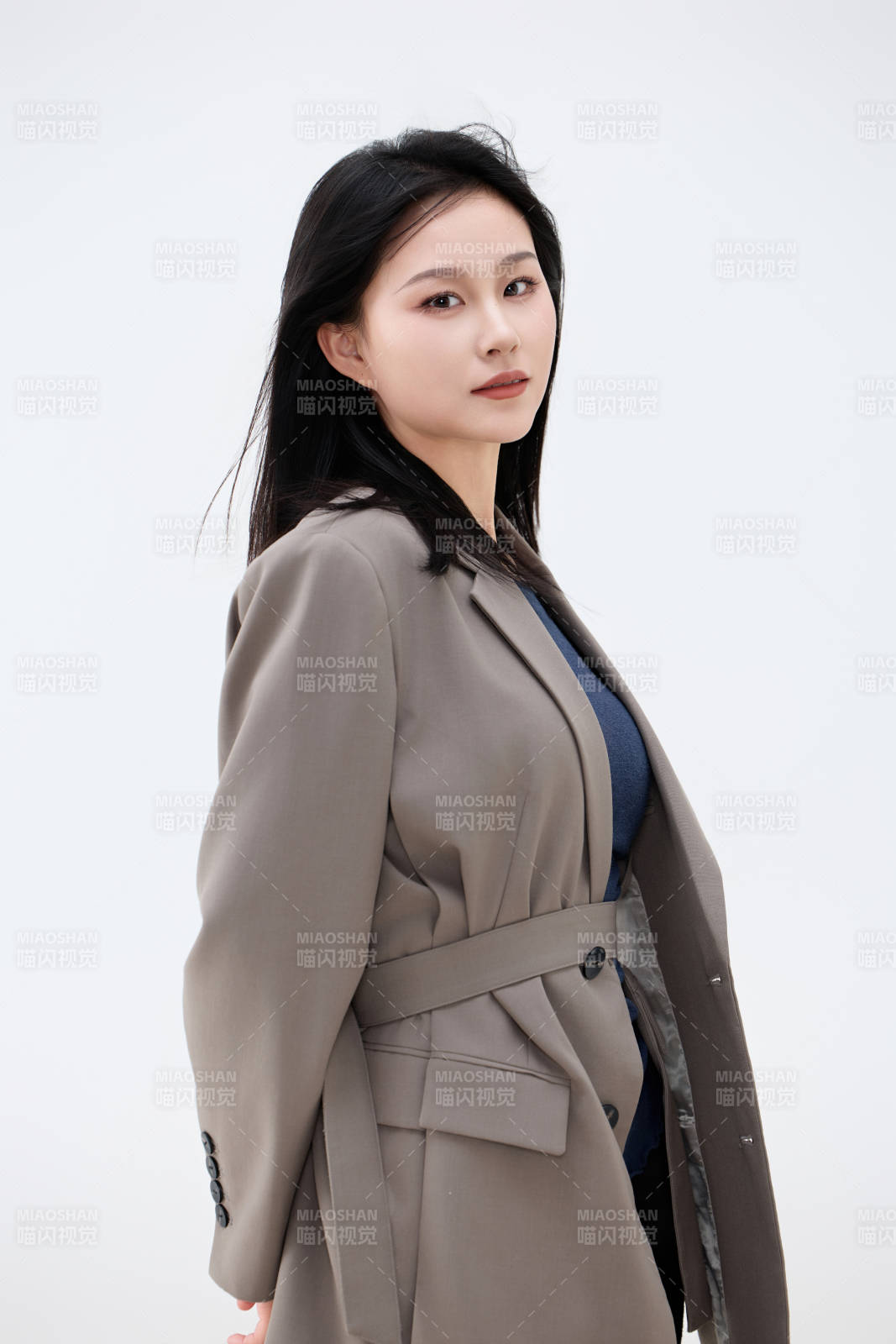 白色背景下穿着西装的职业女性形象