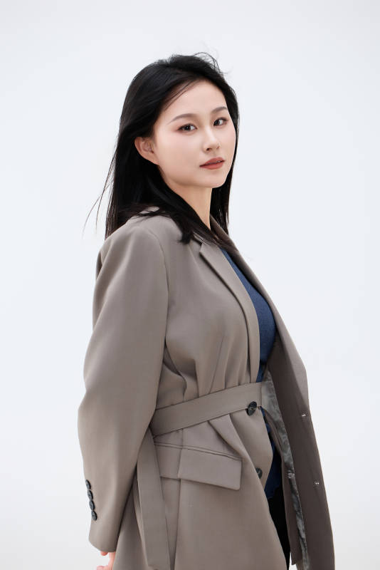 白色背景下穿着西装的职业女性形象