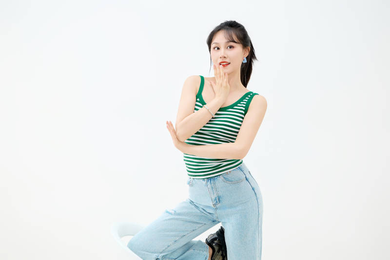 影棚拍摄穿着青春靓丽的亚洲女性夏季形象